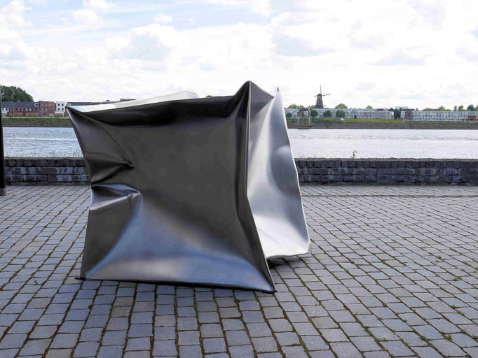 17-drechtoevers-2016-ewerdt-hilgemann-inploded-cubewater-rvs-2000-jpg-a