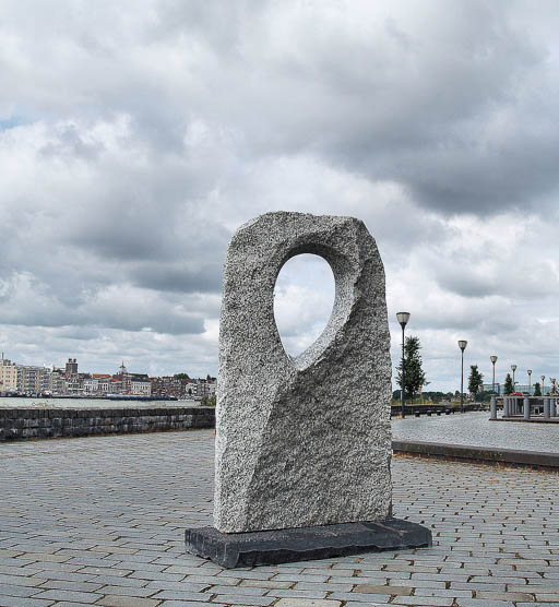 (2) Joost Barbiers, Echo, 2012; wit graniet; 50 x 120 x 200 cm