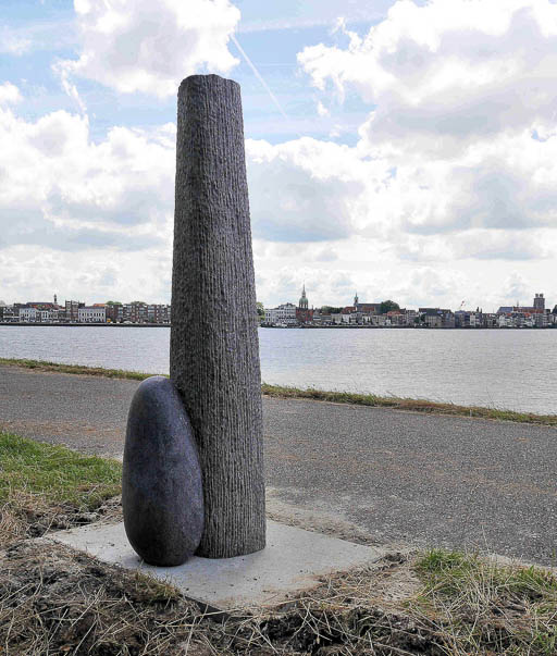 24-drechtoevers-2016-jan-timmer-meditatie-grijs-graniet2002