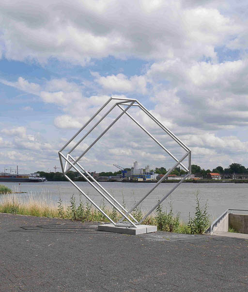 (4) Henk van Bennekum, Dancing square, 2010; gecoat staal; 250 x 250 x 100 cm