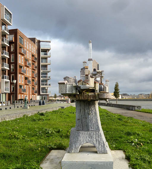 (7) Kees Buckens, Berg / Stad, 2010; diverse soorten graniet; 300 x 115 x 260 cm