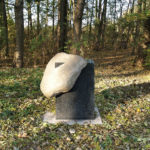 (27) Gerard Höweler, Doordingend, 2003, impala graniet en zwefkei, 100 x 80 x 70 cm